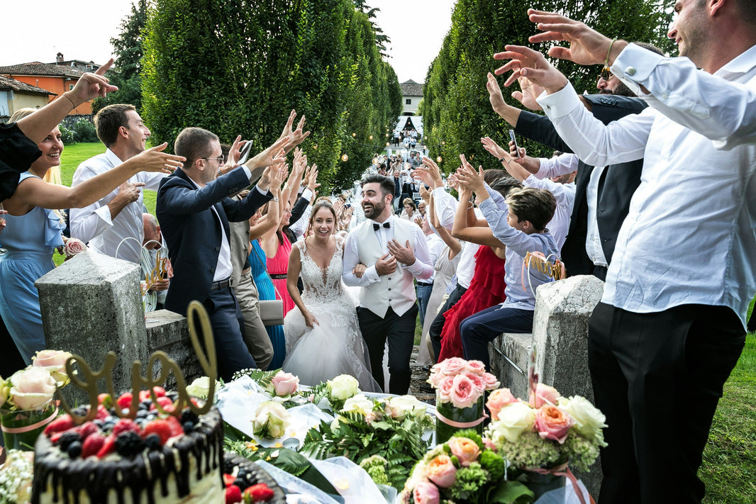 What is the average catering cost for 100 wedding guests?
