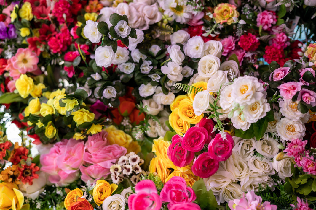 Which grocery store sells the longest-lasting flowers?