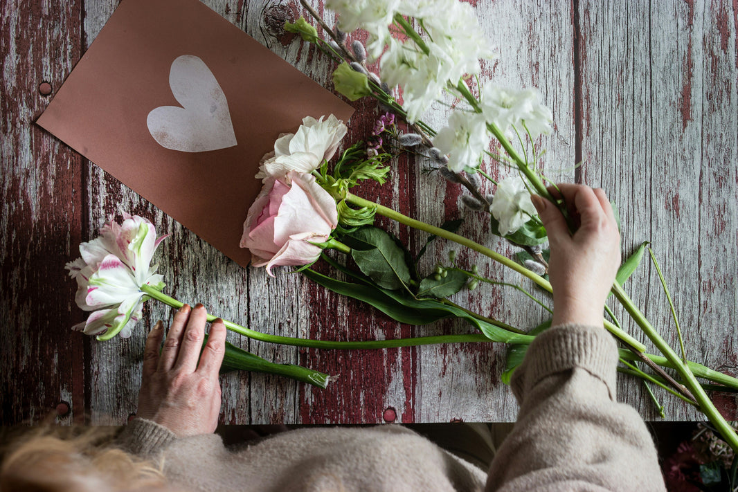 What does the 3:5:8 ratio mean in floral design?
